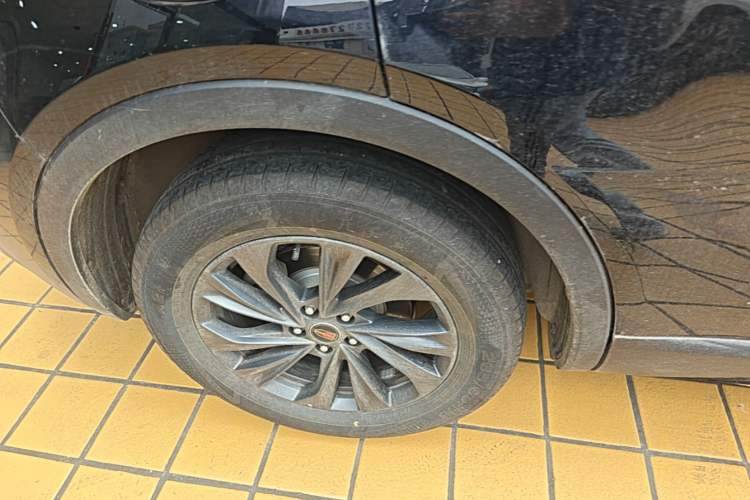 Used Hongqi HS5 2025 2.0T Two-Wheel Drive 600 000-Vehicle Commemorative Edition Right Rear Wheel Hub
