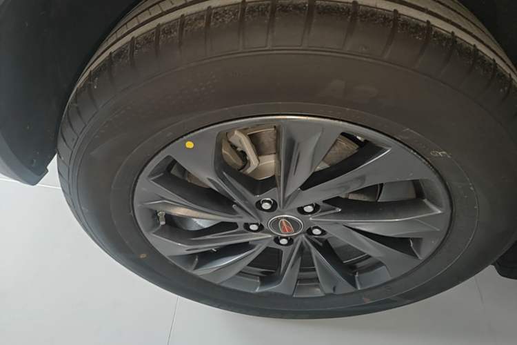 Used Hongqi HS5 2025 2.0T Two-Wheel Drive Flagship Pro Edition Right Rear Wheel Hub