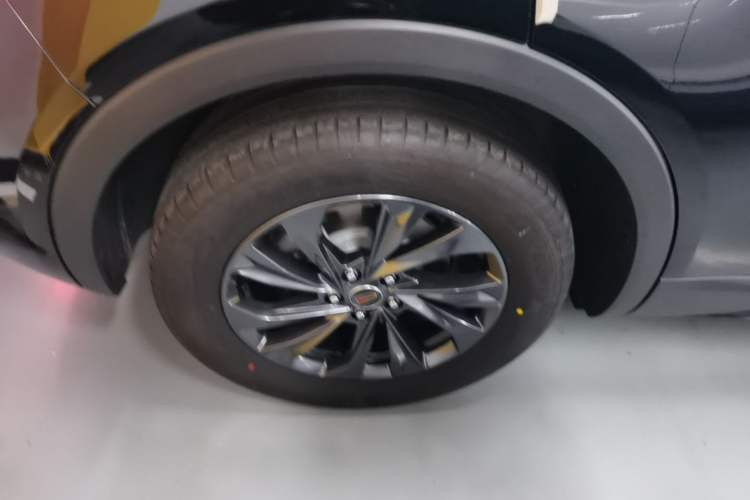 Used Hongqi HS5 2025 2.0T Two-Wheel Drive Flagship Pro Edition Right Rear Wheel Hub