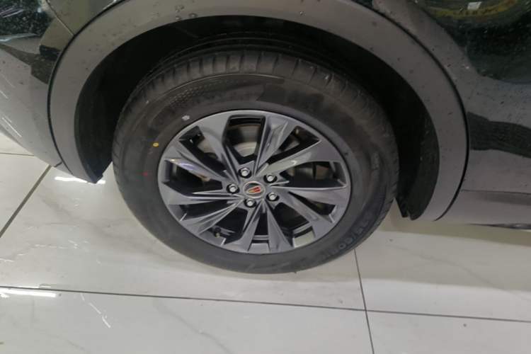 Used Hongqi HS5 2025 2.0T Two-Wheel Drive Flagship Pro Edition Right Rear Wheel Hub