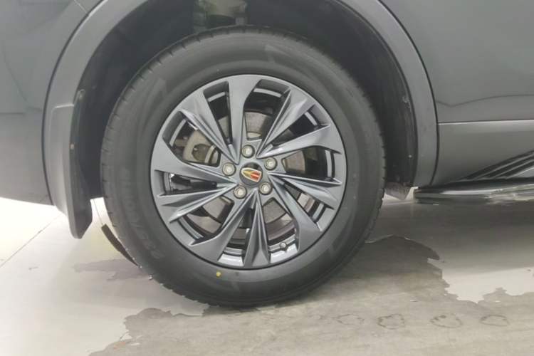 Used Hongqi HS5 2025 2.0T Two-Wheel Drive Flagship Pro Edition Right Rear Wheel Hub
