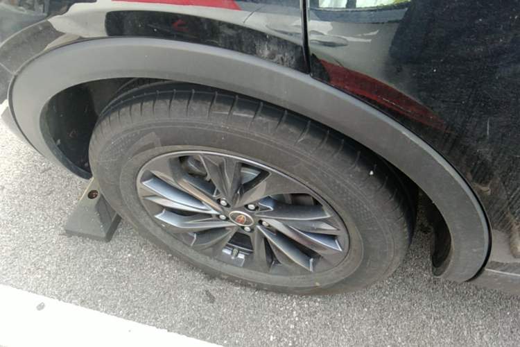 Used Hongqi HS5 2025 2.0T Two-Wheel Drive Flagship Pro Edition Right Rear Wheel Hub