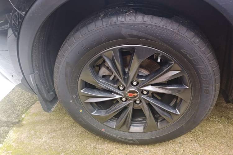Used Hongqi HS5 2025 2.0T Two-Wheel Drive Flagship Pro Edition Right Rear Wheel Hub