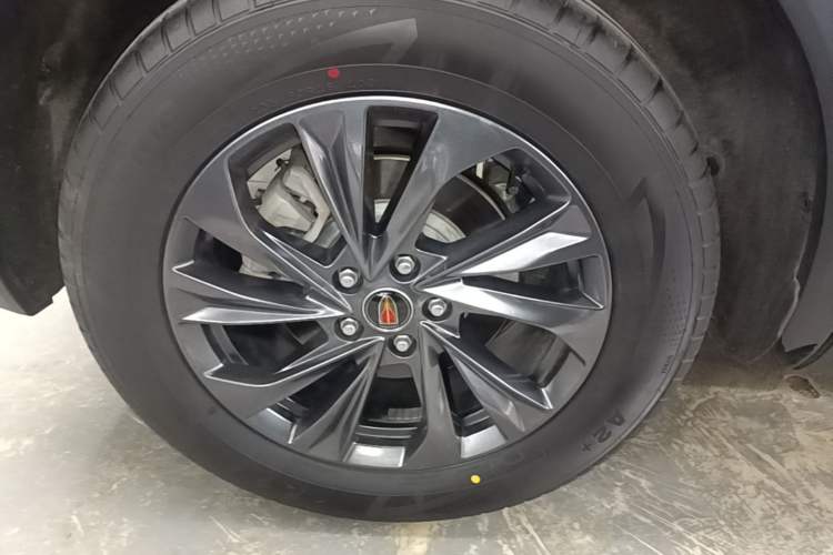 Used Hongqi HS5 2025 2.0T Two-Wheel Drive Flagship Pro Edition Right Rear Wheel Hub