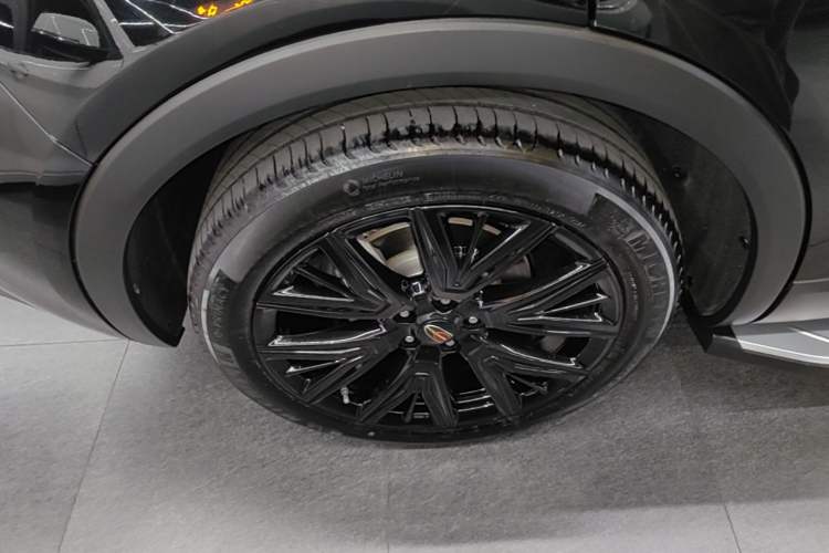 Used Hongqi HS5 2025 2.0T All-Wheel-Drive Xuan Ying Version Right Rear Wheel Hub