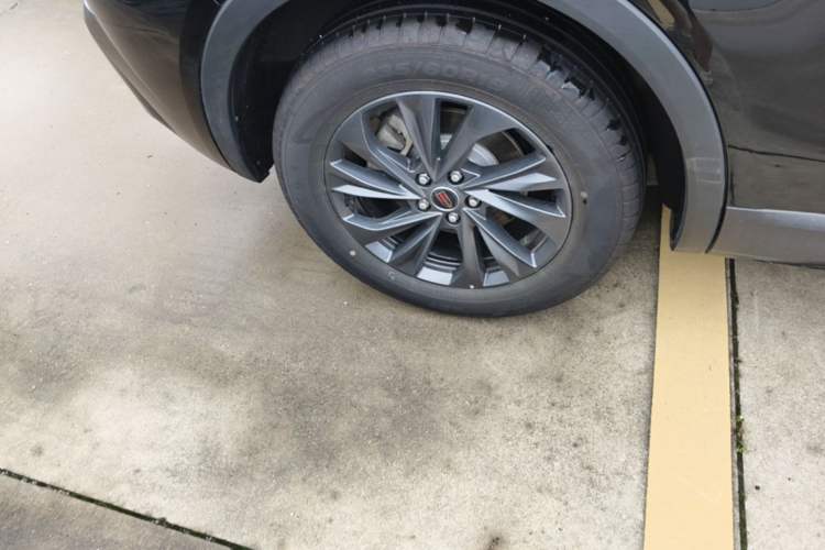 Used Hongqi HS5 2025 2.0T Two-Wheel Drive Flagship Pro Edition Right Rear Wheel Hub
