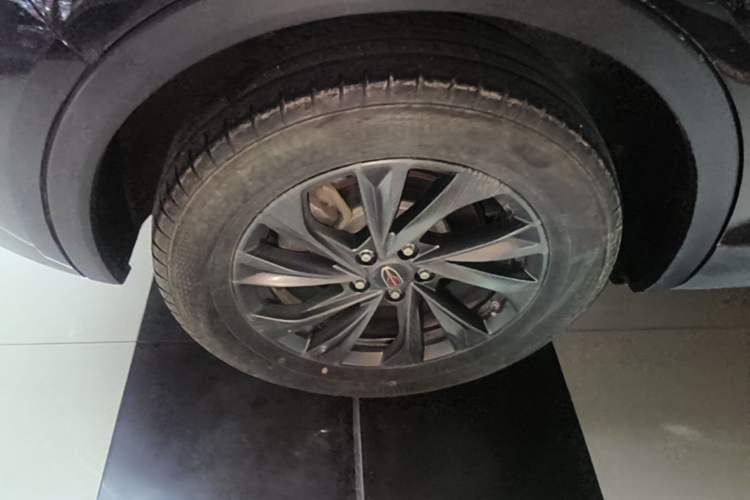 Used Hongqi HS5 2025 2.0T Two-Wheel Drive Flagship Pro Edition Right Rear Wheel Hub
