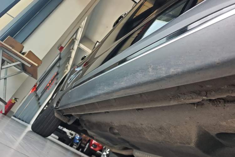 Used Hongqi HS5 2025 2.0T Two-Wheel Drive 600 000-Vehicle Commemorative Edition Right Side Sill