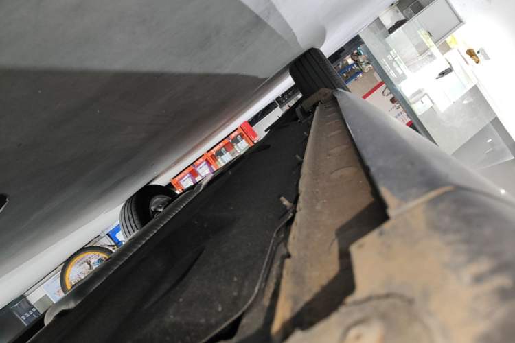 Used Hongqi HS5 2025 2.0T Two-Wheel Drive 600 000-Vehicle Commemorative Edition Right Side Sill
