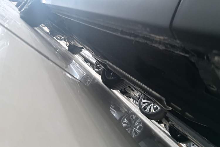Used Hongqi HS5 2025 2.0T Two-Wheel Drive Flagship Pro Edition Right Side Sill