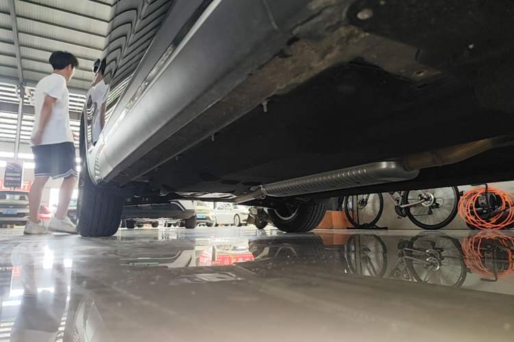 Used Hongqi HS5 2025 2.0T Two-Wheel Drive 600 000-Vehicle Commemorative Edition Right Side Sill