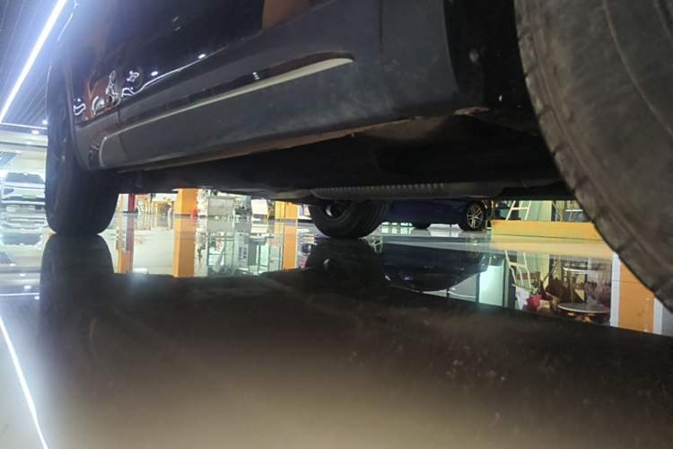 Used Hongqi HS5 2025 2.0T Two-Wheel Drive Flagship Pro Edition Right Side Sill