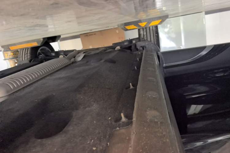 Used Hongqi HS5 2025 2.0T Two-Wheel Drive 600 000-Vehicle Commemorative Edition Right Side Sill