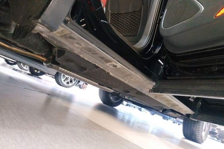 Used Hongqi HS5 2025 2.0T Two-Wheel Drive Flagship Pro Edition Right Side Sill