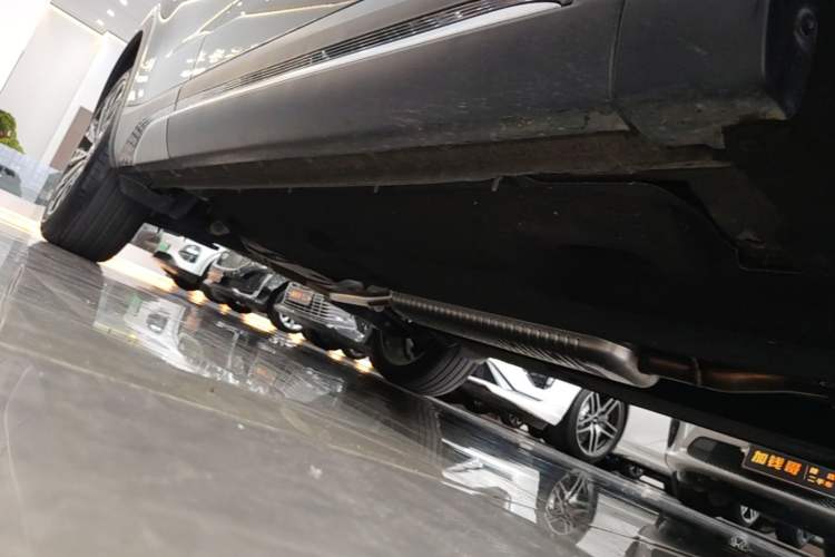 Used Hongqi HS5 2025 2.0T Two-Wheel-Drive Flagship Pro Edition Right Side Sill