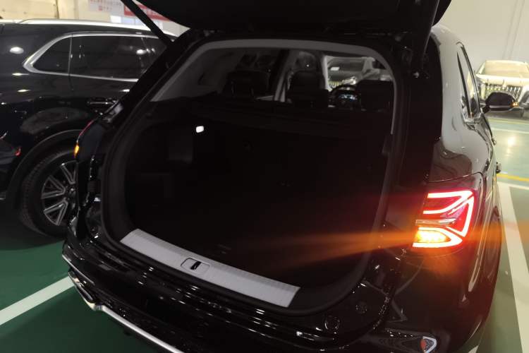 Used Hongqi HS5 2025 2.0T Two-Wheel Drive Flagship Pro Edition Trunk
