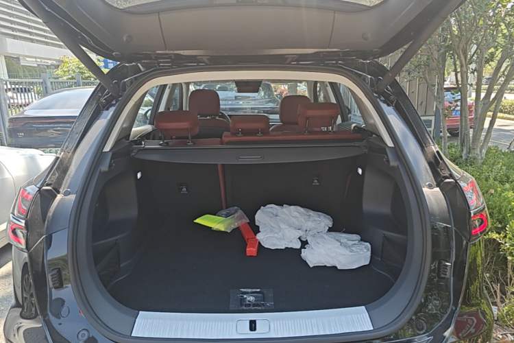 Used Hongqi HS5 2025 2.0T Two-Wheel Drive Flagship Pro Edition Trunk