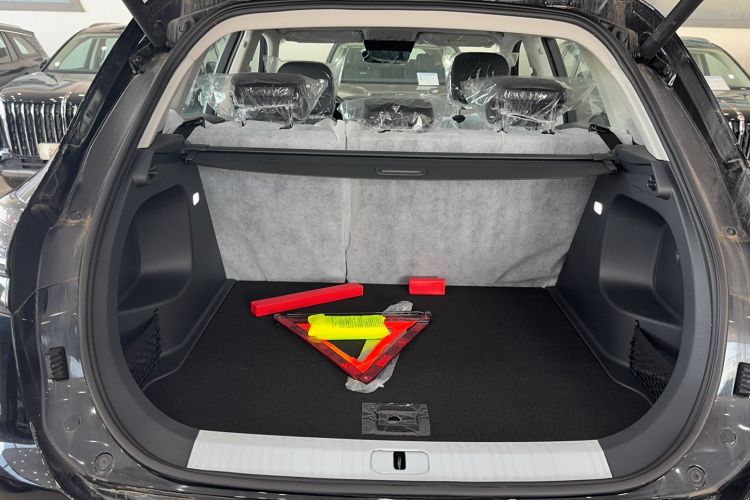 Used Hongqi HS5 2025 2.0T Two-Wheel Drive Flagship Pro Edition Trunk