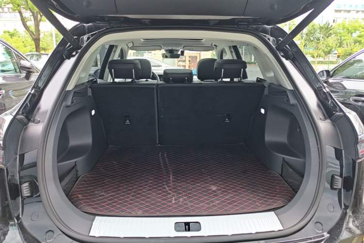 Used Hongqi HS5 2025 2.0T Two-Wheel Drive Flagship Pro Edition Trunk