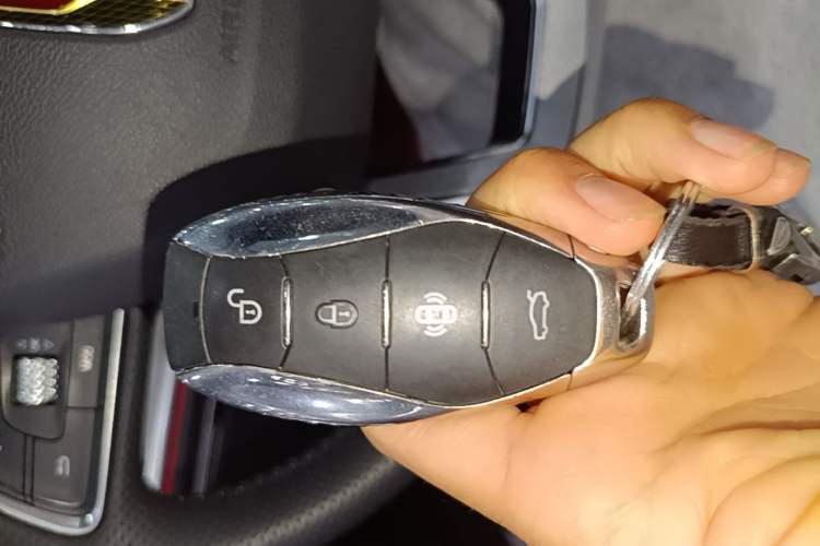 Used Hongqi HS5 2025 2.0T Two-Wheel-Drive Xuan Ying Edition Vehicle Key