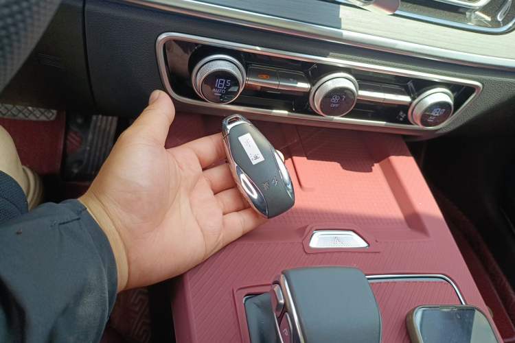 Used Hongqi HS5 2025 2.0T Two-Wheel Drive Flagship Pro Edition Vehicle Key