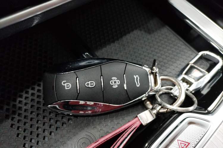 Used Hongqi HS5 2025 2.0T Two-Wheel Drive Flagship Pro Edition Vehicle Key