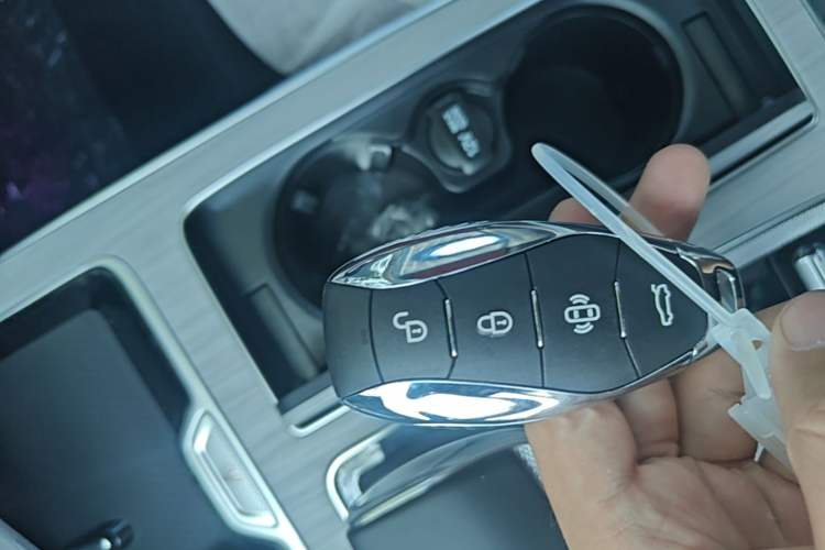 Used Hongqi HS5 2025 2.0T Two-Wheel Drive Flagship Pro Edition Vehicle Key