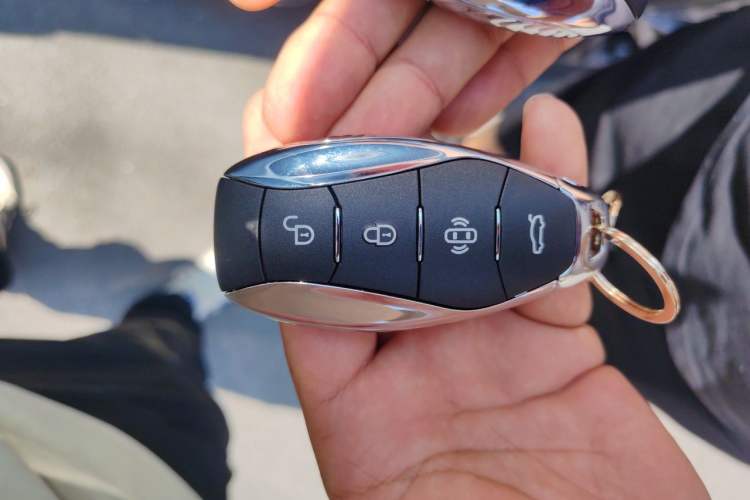Used Hongqi HS5 2025 2.0T Two-Wheel Drive Flagship Pro Edition Vehicle Key