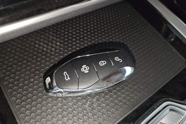 Used Hongqi HS5 2025 2.0T Two-Wheel Drive Flagship Pro Edition Vehicle Key