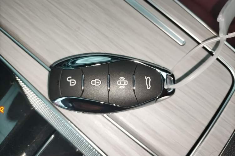 Used Hongqi HS5 2025 2.0T All-Wheel-Drive Xuan Ying Version Vehicle Key