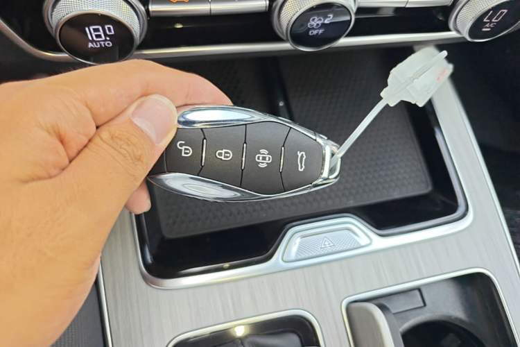 Used Hongqi HS5 2025 2.0T Two-Wheel Drive Flagship Pro Edition Vehicle Key