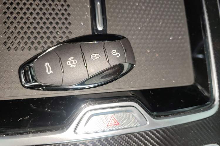 Used Hongqi HS5 2025 2.0T Two-Wheel-Drive Xuan Ying Edition Vehicle Key