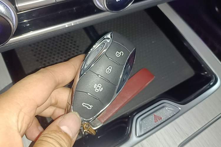 Used Hongqi HS5 2025 2.0T Two-Wheel Drive Flagship Pro Edition Vehicle Key