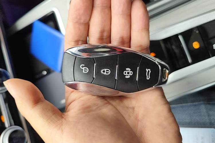 Used Hongqi HS5 2025 2.0T Two-Wheel Drive Flagship Pro Edition Vehicle Key