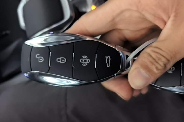 Used Hongqi HS5 2025 2.0T Two-Wheel Drive 600 000-Vehicle Commemorative Edition Vehicle Key
