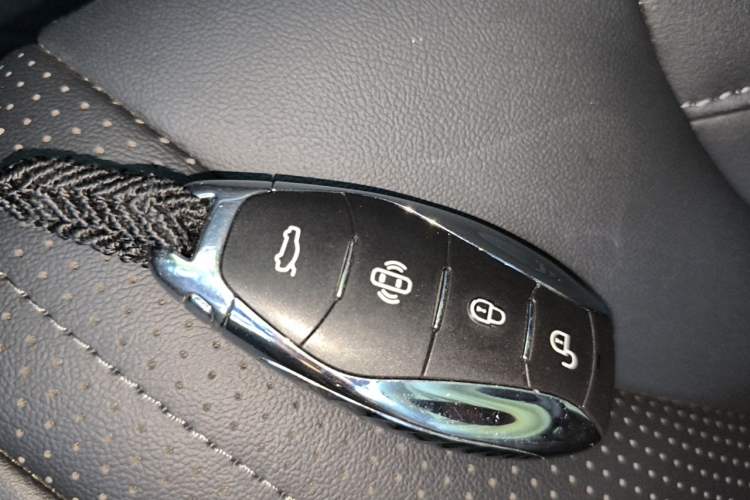 Used Hongqi HS5 2025 2.0T Two-Wheel-Drive Xuan Ying Edition Vehicle Key