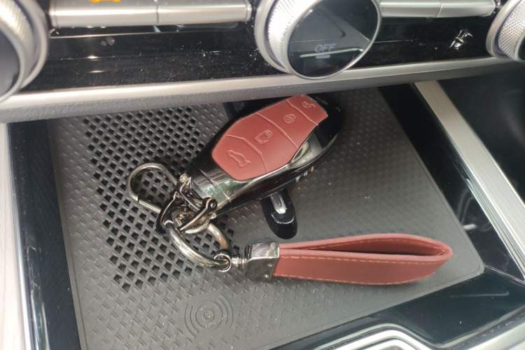 Used Hongqi HS5 2025 2.0T Two-Wheel Drive 600 000-Vehicle Commemorative Edition Vehicle Key