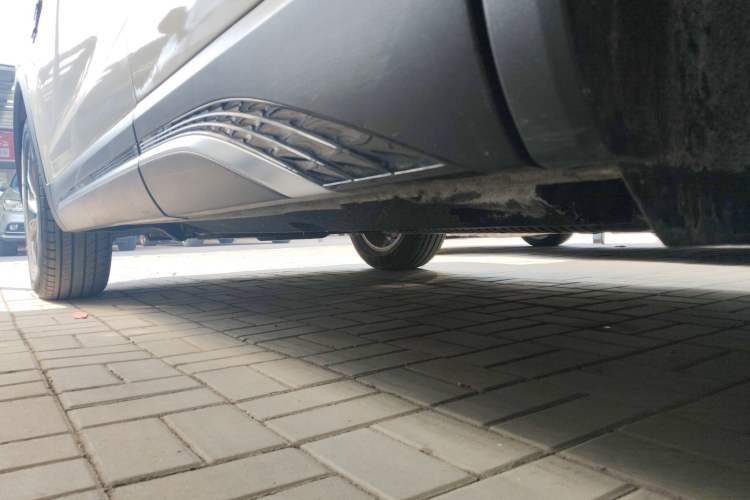Used Hongqi HS5 2025 2.0T Two-Wheel Drive Flagship Pro Edition Left Side Sill