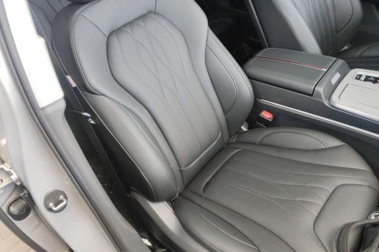 Used Hongqi HS5 2025 2.0T Two-Wheel Drive Flagship Pro Edition Right Front Seat
