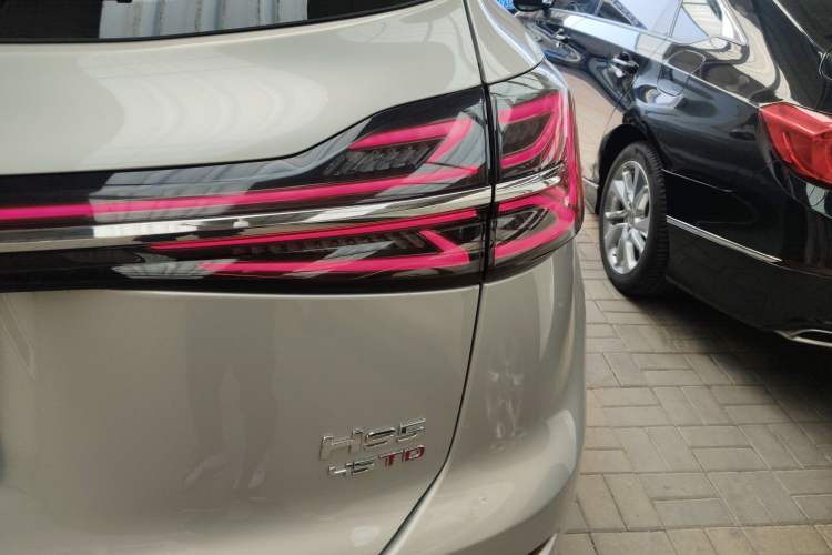 Used Hongqi HS5 2025 2.0T Two-Wheel Drive Flagship Pro Edition Right Rear Taillight