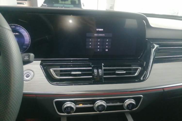 Used Hongqi HS5 2025 2.0T All-Wheel-Drive Flagship Pro Edition Audio And AC Panel
