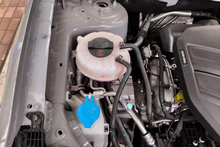 Used Hongqi HS5 2025 2.0T Two-Wheel Drive Flagship Pro Edition Engine Bay Right