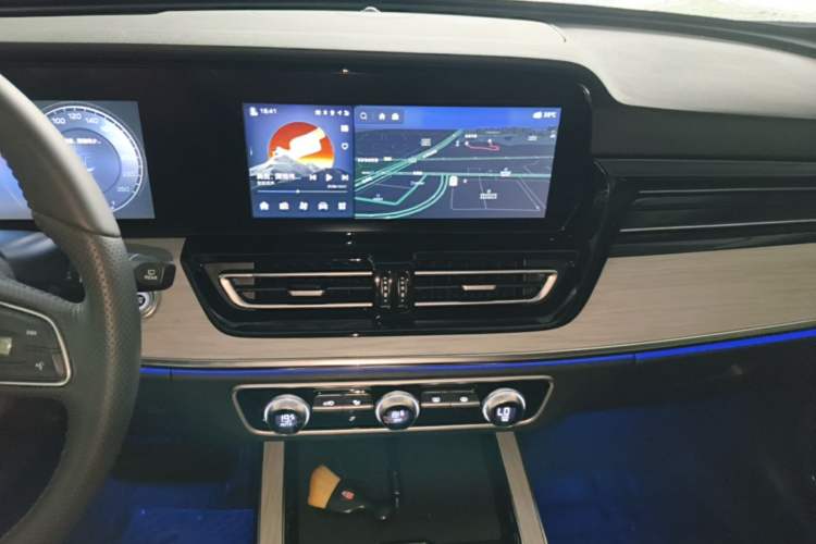 Used Hongqi HS5 2025 2.0T All-Wheel-Drive Flagship Pro Edition Audio And AC Panel