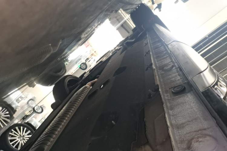 Used Hongqi HS5 2025 2.0T Four-Wheel-Drive Flagship Pro Edition Left Side Sill