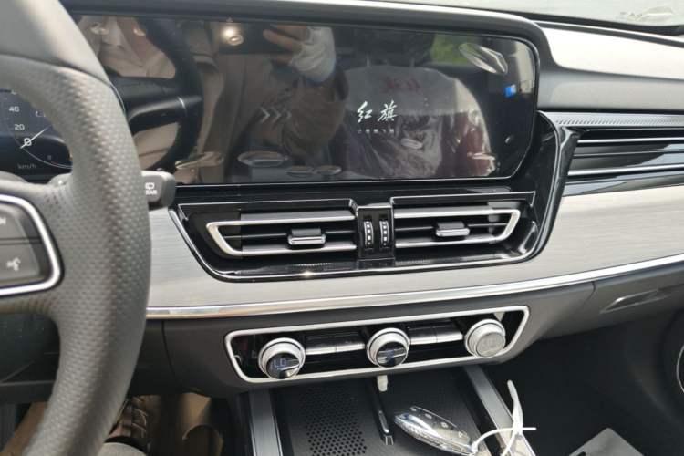 Used Hongqi HS5 2026 Model 2.0T Two-Wheel Drive Qi Xiang Pro Edition Audio And AC Panel