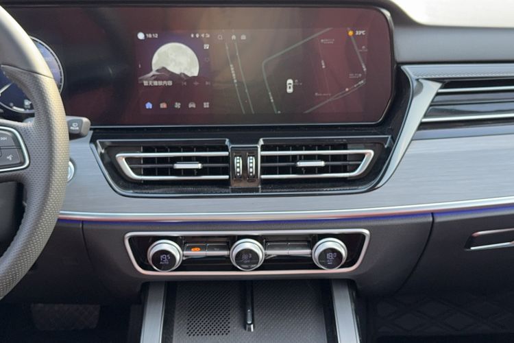 Used Hongqi HS5 2026 Model 2.0T Two-Wheel Drive Qi Xiang Pro Edition Audio And AC Panel