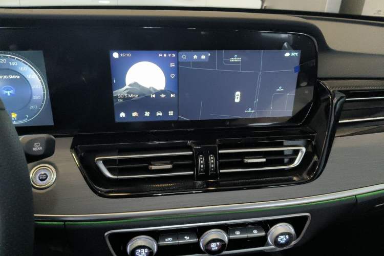 Used Hongqi HS5 2026 Model 2.0T Two-Wheel Drive Qi Xiang Pro Edition Audio And AC Panel