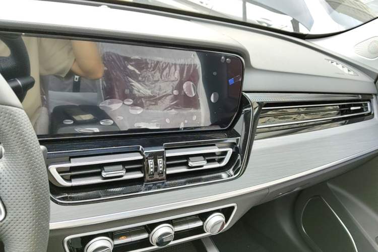 Used Hongqi HS5 2026 Model 2.0T Two-Wheel Drive Qi Xiang Pro Edition Audio And AC Panel