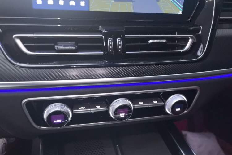 Used Hongqi HS5 2026 Model 2.0T Two-Wheel Drive Xuan Ying Edition Audio And AC Panel