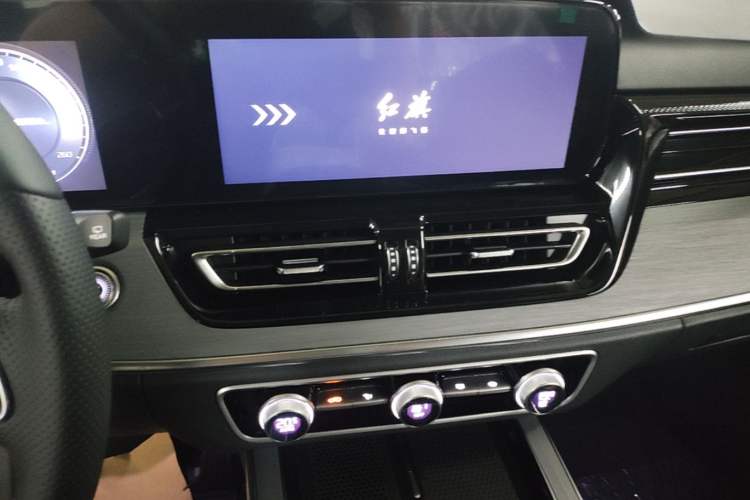 Used Hongqi HS5 2026 Model 2.0T Two-Wheel Drive Qi Yun Pro Edition Audio And AC Panel